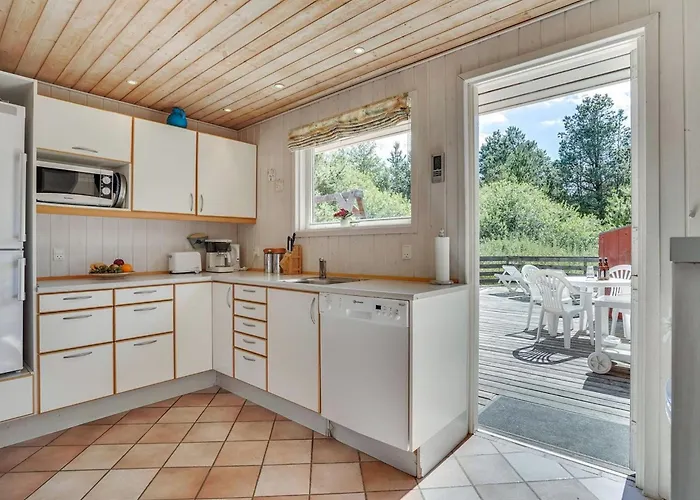 Reidar - 1km From The Sea By Interhome